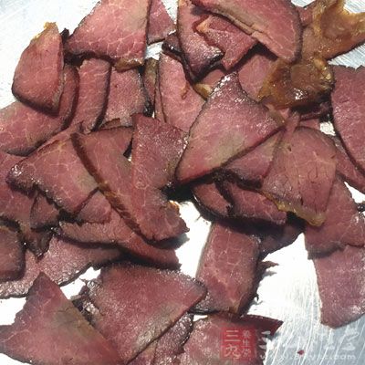 适当注意补充含铁丰富的食物，如动物肝、血和牛肉等