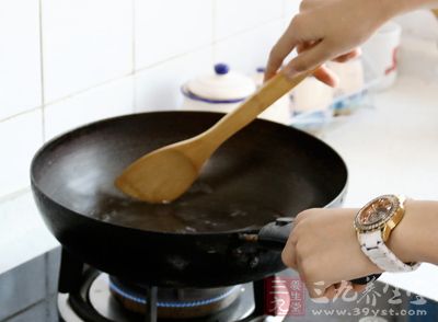 很多人炒菜时喜欢用高温爆炒 很多人炒菜时喜欢用高温爆炒