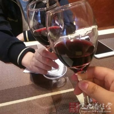 长期或大量的饮酒，也会导致该酶的升高