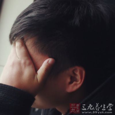 陰囊濕疹的原因較復(fù)雜，過敏體質(zhì)的人，精神長(zhǎng)期緊張、情緒變化起伏較大的人易患本病