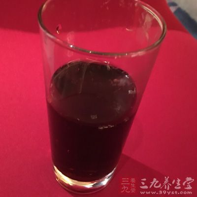 甜飲料進(jìn)入體內(nèi)會(huì)造成鈣的流失，很容易造成缺鈣，日積月累，會(huì)帶來(lái)骨質(zhì)疏松的威脅