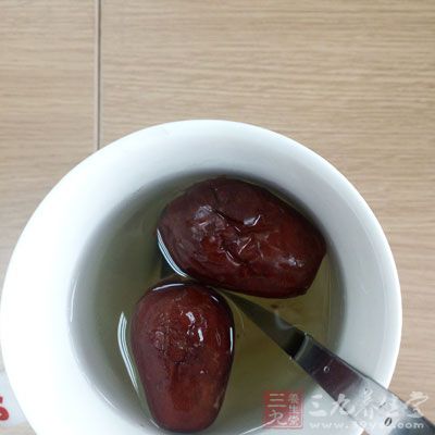 材料：紅棗25克，枸杞子20克