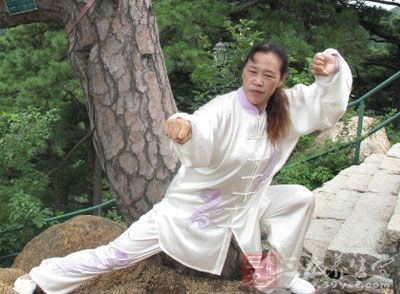 左滑步：实战势，后脚蹬地