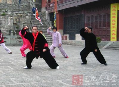 競賽。建國后舉行了(建國前也舉行過，但規(guī)模較小)多次全國武術(shù)表演和比賽