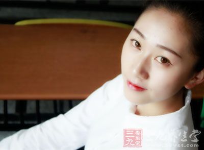 近脚有些肿，还伴随着痛痒