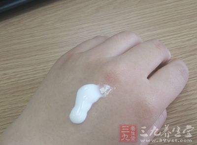 刮痧前一定要先擦保养品