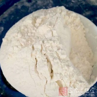 在淀粉中兑入合成香精和植物香料