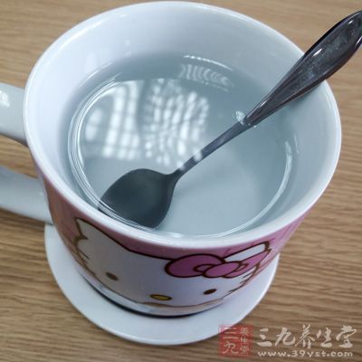 充分饮水能保持呼吸道黏膜湿润，还能排毒，增强体质