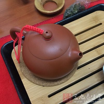 切忌勿將茶壺浸入水中