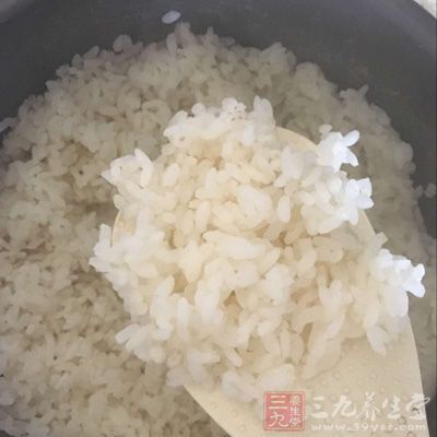 将水道出,反复两次,就会淘洗的很干净了 将水道出,反复两次,就会淘洗的很干净了