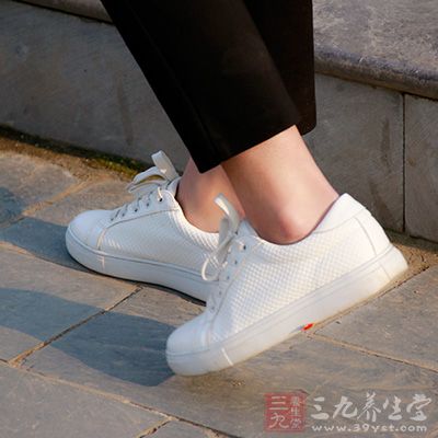 随着鞋跟的增高,足部着力点前移 随着鞋跟的增高,足部着力点前移