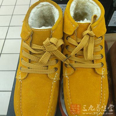 早给鞋底安装鞋跟并不是为了行走,而是骑马 早给鞋底安装鞋跟并不是为了行走,而是骑马