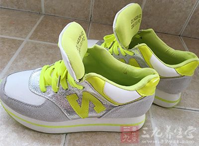 近日瑞典科学家发现,常穿增高鞋可能是导致精神分裂的因素之一 近日瑞典科学家发现,常穿增高鞋可能是导致精神分裂的因素之一