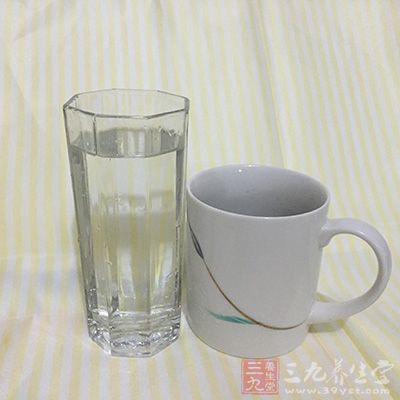 每餐之前喝两杯水 每餐之前喝两杯水