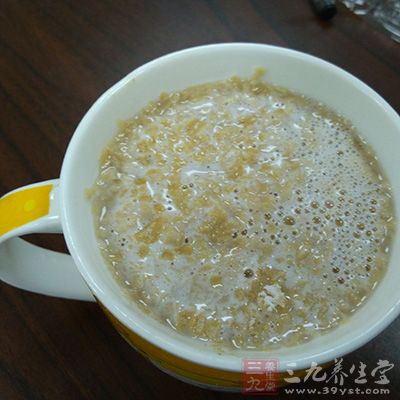 早餐以麦片和玉米片等谷物为主的女性 早餐以麦片和玉米片等谷物为主的女性