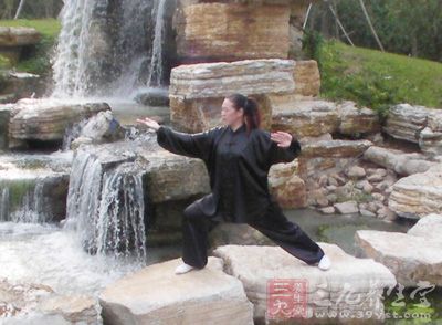 实验研究证明，在练功放松入静时，练功者脑电图中α波波幅增高，并由枕叶逐渐向颞叶扩散