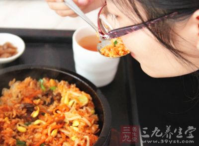 女人晚上吃飯過多對(duì)于健康傷害是極大的