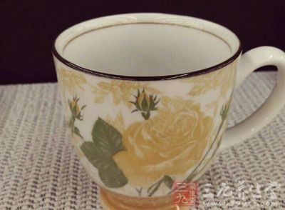 早上喝水,能促进肠胃蠕动 早上喝水,能促进肠胃蠕动