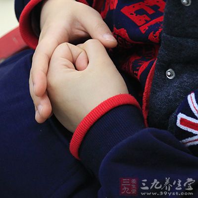 经常看到孕妈妈两手撑着腰往后挺 经常看到孕妈妈两手撑着腰往后挺