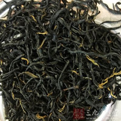 用普洱茶叶和贡菊，以3:1的比例置入茶具