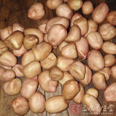 中国人用花生熬粥、煮汤等也比较普遍 中国人用花生熬粥、煮汤等也比较普遍