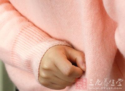 保持头低臀高姿势，缓解痛经