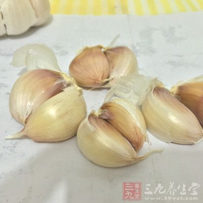 菠菜1把，蒜末适量，自制辣椒适量，花椒粉适量