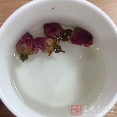 玫瑰花茶性微温，并含有丰富的维他命