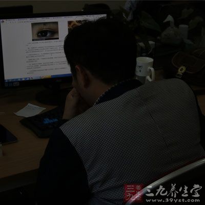 连续熬夜多天的人总是让人觉得十分的憔悴