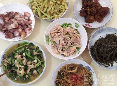 吃饭时不要三心二意 吃饭时不要三心二意