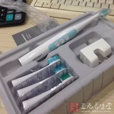 使用電動(dòng)牙刷刷牙