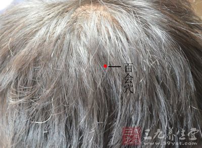 以头顶(百会穴)为中心