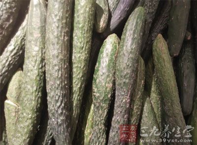 把1根新鲜黄瓜和0.5升的豆浆、3片薄荷,一同打碎搅拌后制成清凉的黄瓜汁 把1根新鲜黄瓜和0.5升的豆浆、3片薄荷,一同打碎搅拌后制成清凉的黄瓜汁