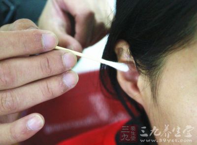 关注耳朵去除耳垢