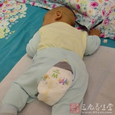 保持宝宝大便通畅，睡眠充足