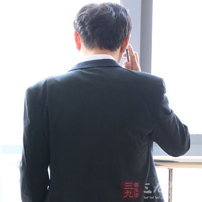 站着打电话借机舒展舒展筋骨 站着打电话借机舒展舒展筋骨