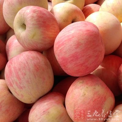 苹果中含有一定成分的可溶解左旋糖，一般胀气的人，医生会建议少吃苹果或者不吃