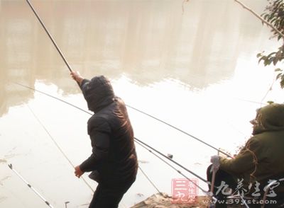 中大魚忌諱人魚相見，對策是大魚放在水下遛