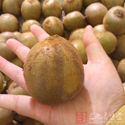 奇異果中含有豐富的膳食纖維可以促進(jìn)腸道蠕動