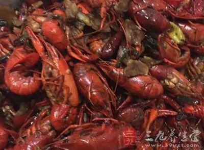 疑因吃了大量小龙虾 年轻男子患上肌肉溶解