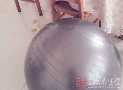 用减肥球代替你的椅子 用减肥球代替你的椅子
