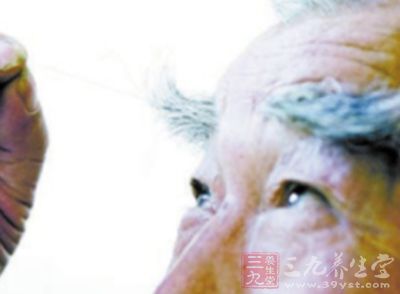 郑树森老人以1厘米的优势成功刷新了这一世界纪录。  rthjy