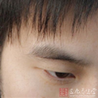 就是把隔夜的凉茶涂在眉毛处 就是把隔夜的凉茶涂在眉毛处