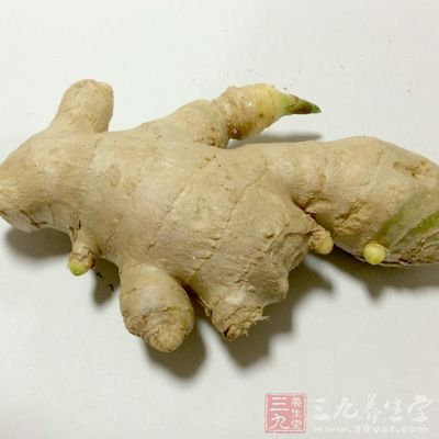 狗肉200克，生姜3片，葱、黄酒、酱油等佐料各适量，加适量水，红烧炖烂食