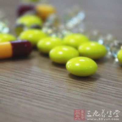 出現(xiàn)慢性咽喉炎的時(shí)候，可以直接在自己的口中含具有一定效果的溶菌酶片