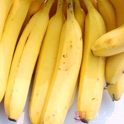 同时，香蕉属于高含水量的食物