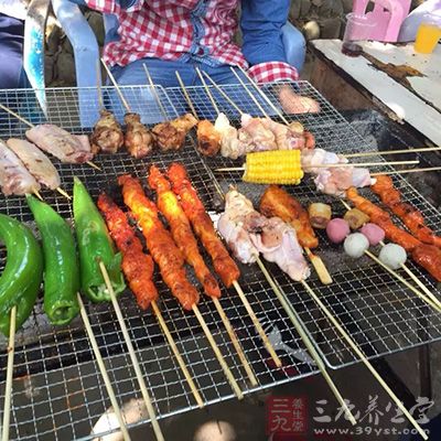 烧烤类的食物主要是肉食类 烧烤类的食物主要是肉食类