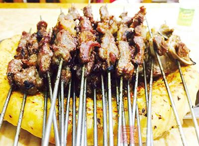 妈妈猜测他可能是辛辣的烧烤食物吃多了上火