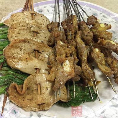 经过烧烤，食物的性质偏向燥热