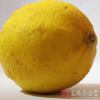 柠檬含丰富的维生素C，可以很好的淡化黑斑、色斑